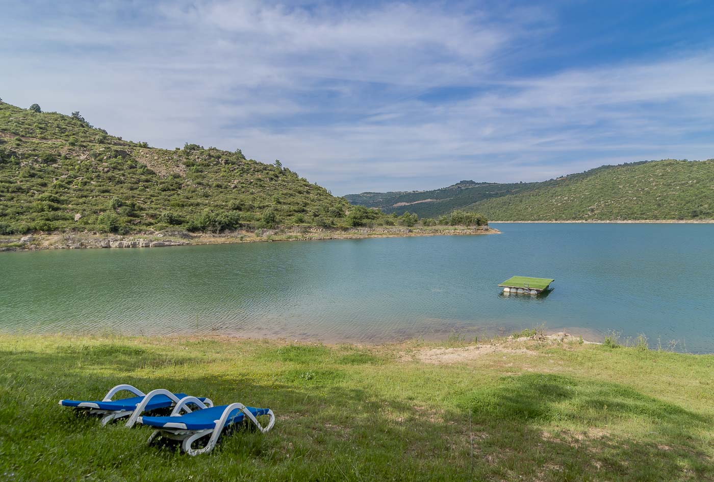 ¡Toma el sol junto al lago y salta desde la plataforma!
